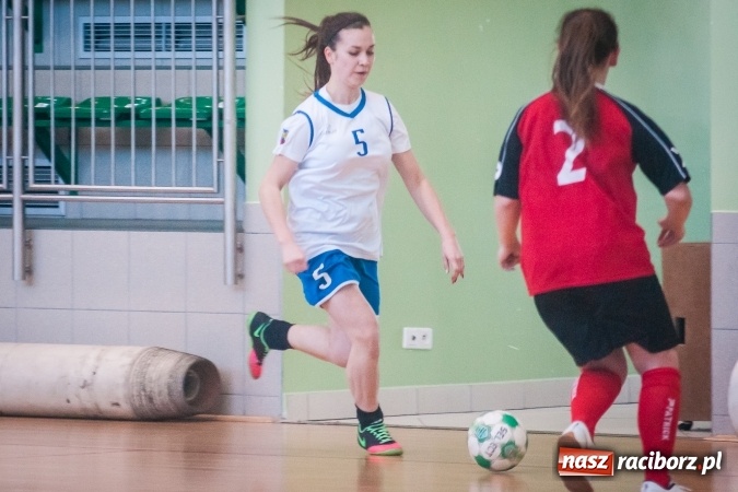 Zdjęcie w galerii na portalu naszraciborz.pl: XIII Makroregionalny Turniej Piłki Nożnej Dziewcząt Szkół Ponadgimnazjalnych za nami. Zawodniczki CKZiU numer 1 z pucharem wiadomości z regionu