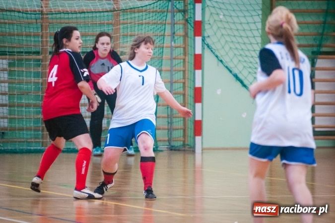 Zdjęcie w galerii na portalu naszraciborz.pl: XIII Makroregionalny Turniej Piłki Nożnej Dziewcząt Szkół Ponadgimnazjalnych za nami. Zawodniczki CKZiU numer 1 z pucharem wiadomości z regionu