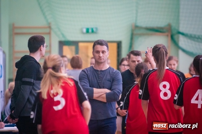 Zdjęcie w galerii na portalu naszraciborz.pl: XIII Makroregionalny Turniej Piłki Nożnej Dziewcząt Szkół Ponadgimnazjalnych za nami. Zawodniczki CKZiU numer 1 z pucharem wiadomości z regionu