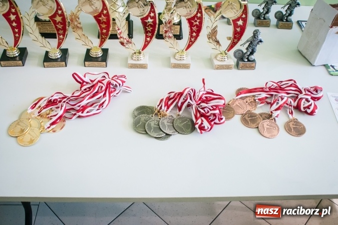 Zdjęcie w galerii na portalu naszraciborz.pl: XIII Makroregionalny Turniej Piłki Nożnej Dziewcząt Szkół Ponadgimnazjalnych za nami. Zawodniczki CKZiU numer 1 z pucharem wiadomości z regionu
