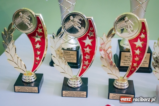 Zdjęcie w galerii na portalu naszraciborz.pl: XIII Makroregionalny Turniej Piłki Nożnej Dziewcząt Szkół Ponadgimnazjalnych za nami. Zawodniczki CKZiU numer 1 z pucharem wiadomości z regionu