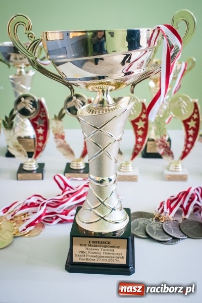 Zdjęcie w galerii na portalu naszraciborz.pl: XIII Makroregionalny Turniej Piłki Nożnej Dziewcząt Szkół Ponadgimnazjalnych za nami. Zawodniczki CKZiU numer 1 z pucharem wiadomości z regionu