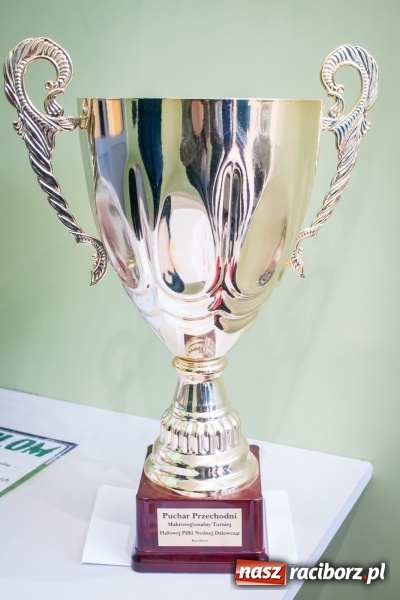 Zdjęcie w galerii na portalu naszraciborz.pl: XIII Makroregionalny Turniej Piłki Nożnej Dziewcząt Szkół Ponadgimnazjalnych za nami. Zawodniczki CKZiU numer 1 z pucharem wiadomości z regionu