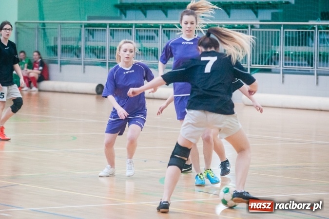 Zdjęcie w galerii na portalu naszraciborz.pl: XIII Makroregionalny Turniej Piłki Nożnej Dziewcząt Szkół Ponadgimnazjalnych za nami. Zawodniczki CKZiU numer 1 z pucharem wiadomości z regionu