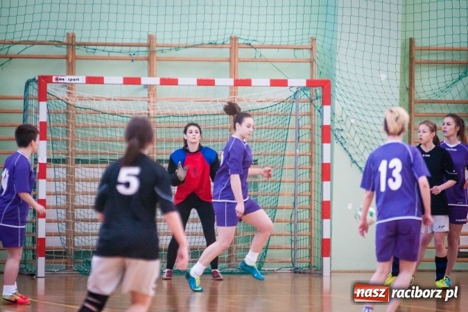 Zdjęcie w galerii na portalu naszraciborz.pl: XIII Makroregionalny Turniej Piłki Nożnej Dziewcząt Szkół Ponadgimnazjalnych za nami. Zawodniczki CKZiU numer 1 z pucharem wiadomości z regionu