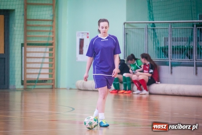 Zdjęcie w galerii na portalu naszraciborz.pl: XIII Makroregionalny Turniej Piłki Nożnej Dziewcząt Szkół Ponadgimnazjalnych za nami. Zawodniczki CKZiU numer 1 z pucharem wiadomości z regionu