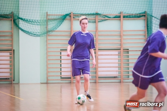 Zdjęcie w galerii na portalu naszraciborz.pl: XIII Makroregionalny Turniej Piłki Nożnej Dziewcząt Szkół Ponadgimnazjalnych za nami. Zawodniczki CKZiU numer 1 z pucharem wiadomości z regionu