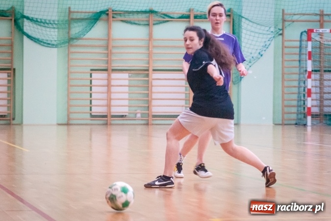 Zdjęcie w galerii na portalu naszraciborz.pl: XIII Makroregionalny Turniej Piłki Nożnej Dziewcząt Szkół Ponadgimnazjalnych za nami. Zawodniczki CKZiU numer 1 z pucharem wiadomości z regionu