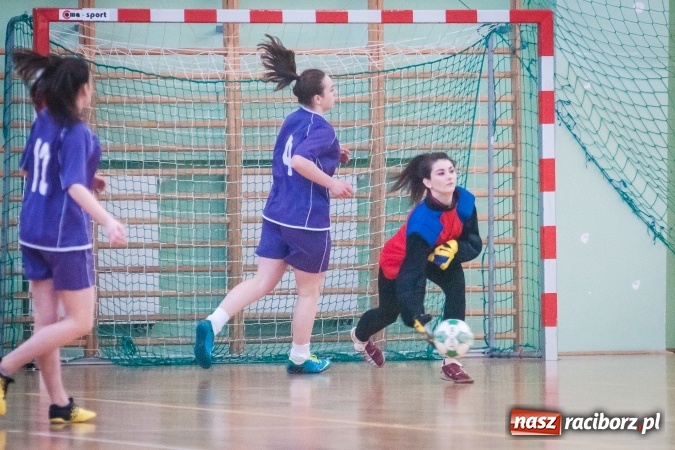 Zdjęcie w galerii na portalu naszraciborz.pl: XIII Makroregionalny Turniej Piłki Nożnej Dziewcząt Szkół Ponadgimnazjalnych za nami. Zawodniczki CKZiU numer 1 z pucharem wiadomości z regionu