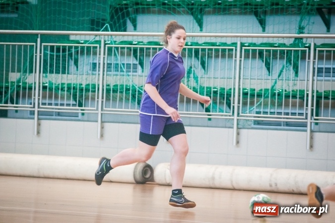 Zdjęcie w galerii na portalu naszraciborz.pl: XIII Makroregionalny Turniej Piłki Nożnej Dziewcząt Szkół Ponadgimnazjalnych za nami. Zawodniczki CKZiU numer 1 z pucharem wiadomości z regionu