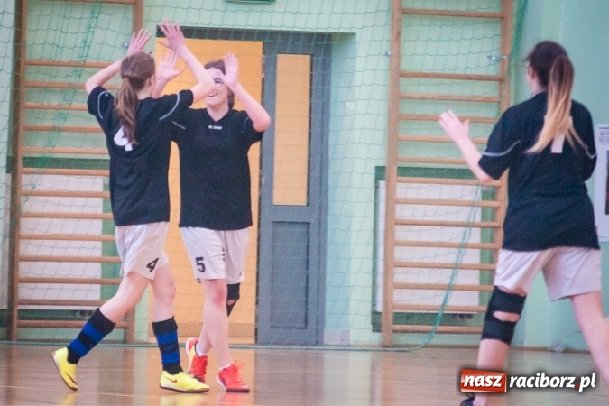 Zdjęcie w galerii na portalu naszraciborz.pl: XIII Makroregionalny Turniej Piłki Nożnej Dziewcząt Szkół Ponadgimnazjalnych za nami. Zawodniczki CKZiU numer 1 z pucharem wiadomości z regionu