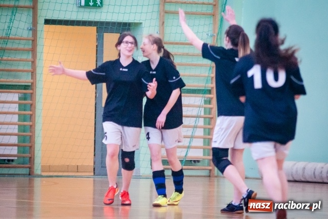 Zdjęcie w galerii na portalu naszraciborz.pl: XIII Makroregionalny Turniej Piłki Nożnej Dziewcząt Szkół Ponadgimnazjalnych za nami. Zawodniczki CKZiU numer 1 z pucharem wiadomości z regionu