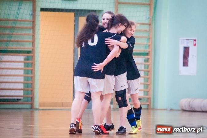 Zdjęcie w galerii na portalu naszraciborz.pl: XIII Makroregionalny Turniej Piłki Nożnej Dziewcząt Szkół Ponadgimnazjalnych za nami. Zawodniczki CKZiU numer 1 z pucharem wiadomości z regionu