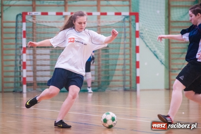 Zdjęcie w galerii na portalu naszraciborz.pl: XIII Makroregionalny Turniej Piłki Nożnej Dziewcząt Szkół Ponadgimnazjalnych za nami. Zawodniczki CKZiU numer 1 z pucharem wiadomości z regionu