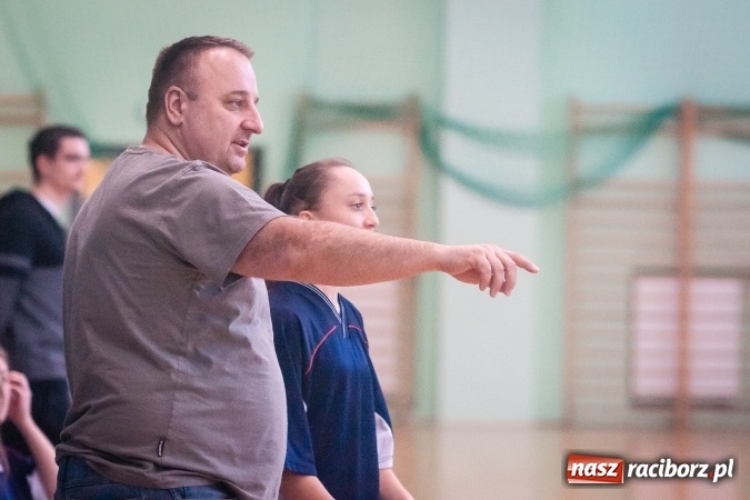 Zdjęcie w galerii na portalu naszraciborz.pl: XIII Makroregionalny Turniej Piłki Nożnej Dziewcząt Szkół Ponadgimnazjalnych za nami. Zawodniczki CKZiU numer 1 z pucharem wiadomości z regionu