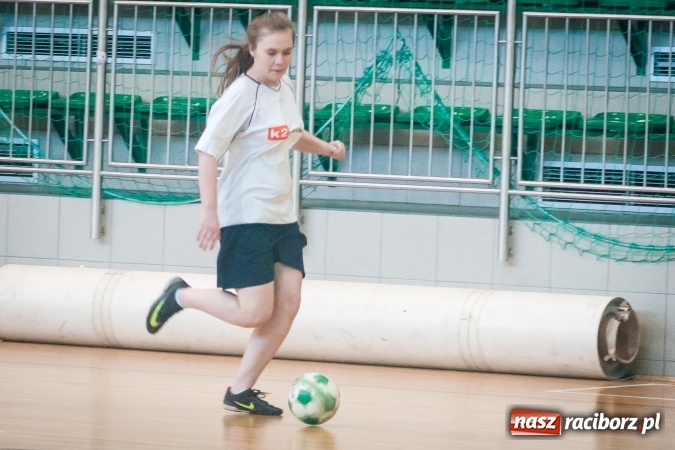 Zdjęcie w galerii na portalu naszraciborz.pl: XIII Makroregionalny Turniej Piłki Nożnej Dziewcząt Szkół Ponadgimnazjalnych za nami. Zawodniczki CKZiU numer 1 z pucharem wiadomości z regionu