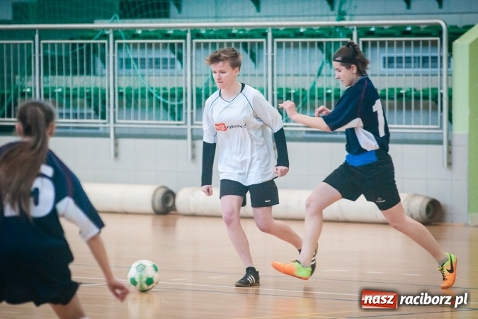 Zdjęcie w galerii na portalu naszraciborz.pl: XIII Makroregionalny Turniej Piłki Nożnej Dziewcząt Szkół Ponadgimnazjalnych za nami. Zawodniczki CKZiU numer 1 z pucharem wiadomości z regionu