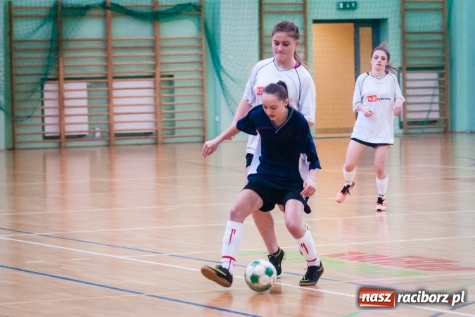 Zdjęcie w galerii na portalu naszraciborz.pl: XIII Makroregionalny Turniej Piłki Nożnej Dziewcząt Szkół Ponadgimnazjalnych za nami. Zawodniczki CKZiU numer 1 z pucharem wiadomości z regionu