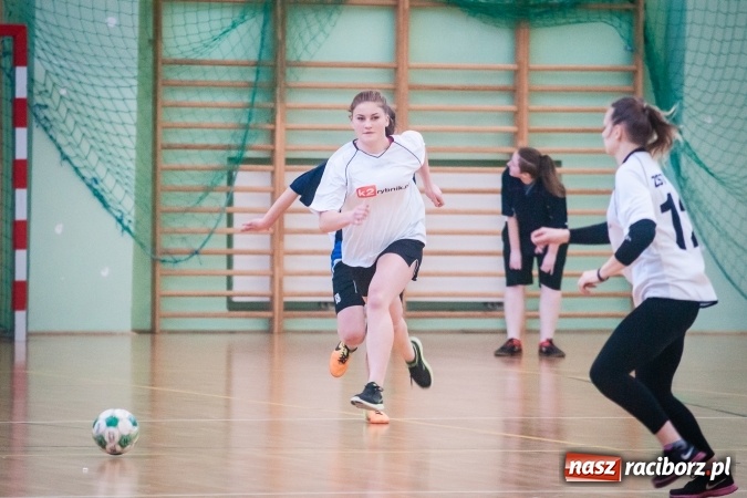Zdjęcie w galerii na portalu naszraciborz.pl: XIII Makroregionalny Turniej Piłki Nożnej Dziewcząt Szkół Ponadgimnazjalnych za nami. Zawodniczki CKZiU numer 1 z pucharem wiadomości z regionu