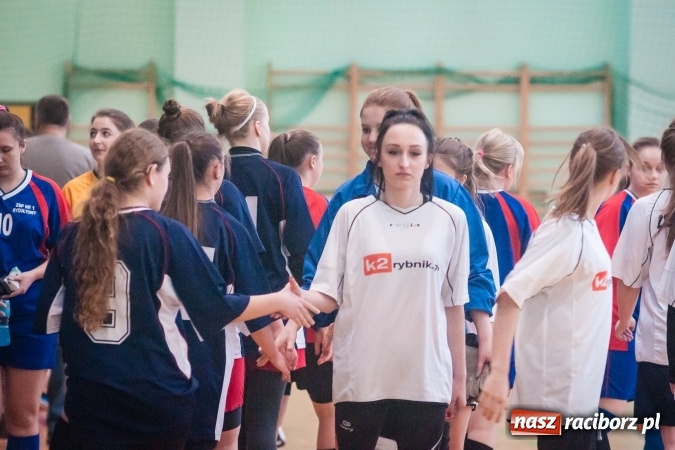 Zdjęcie w galerii na portalu naszraciborz.pl: XIII Makroregionalny Turniej Piłki Nożnej Dziewcząt Szkół Ponadgimnazjalnych za nami. Zawodniczki CKZiU numer 1 z pucharem wiadomości z regionu