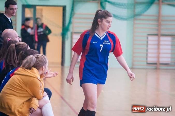 Zdjęcie w galerii na portalu naszraciborz.pl: XIII Makroregionalny Turniej Piłki Nożnej Dziewcząt Szkół Ponadgimnazjalnych za nami. Zawodniczki CKZiU numer 1 z pucharem wiadomości z regionu