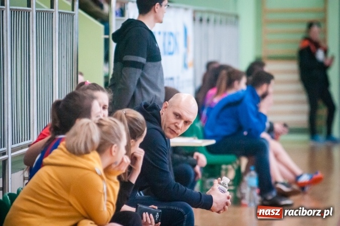 Zdjęcie w galerii na portalu naszraciborz.pl: XIII Makroregionalny Turniej Piłki Nożnej Dziewcząt Szkół Ponadgimnazjalnych za nami. Zawodniczki CKZiU numer 1 z pucharem wiadomości z regionu