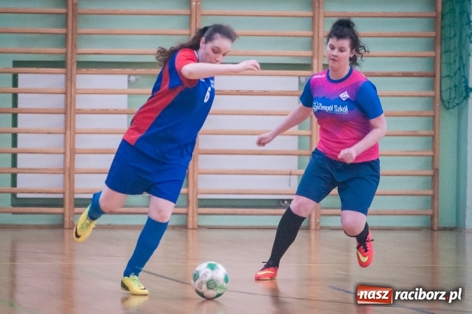 Zdjęcie w galerii na portalu naszraciborz.pl: XIII Makroregionalny Turniej Piłki Nożnej Dziewcząt Szkół Ponadgimnazjalnych za nami. Zawodniczki CKZiU numer 1 z pucharem wiadomości z regionu