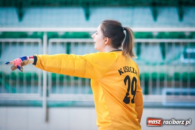 Zdjęcie w galerii na portalu naszraciborz.pl: XIII Makroregionalny Turniej Piłki Nożnej Dziewcząt Szkół Ponadgimnazjalnych za nami. Zawodniczki CKZiU numer 1 z pucharem wiadomości z regionu