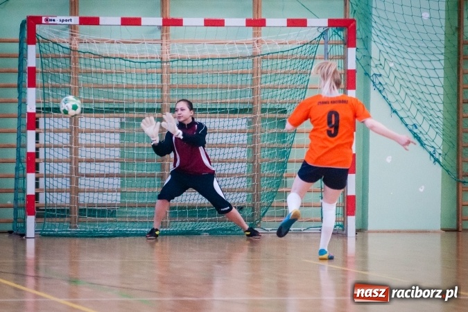 Zdjęcie w galerii na portalu naszraciborz.pl: XIII Makroregionalny Turniej Piłki Nożnej Dziewcząt Szkół Ponadgimnazjalnych za nami. Zawodniczki CKZiU numer 1 z pucharem wiadomości z regionu