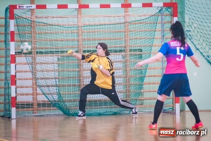 Zdjęcie w galerii na portalu naszraciborz.pl: XIII Makroregionalny Turniej Piłki Nożnej Dziewcząt Szkół Ponadgimnazjalnych za nami. Zawodniczki CKZiU numer 1 z pucharem wiadomości z regionu