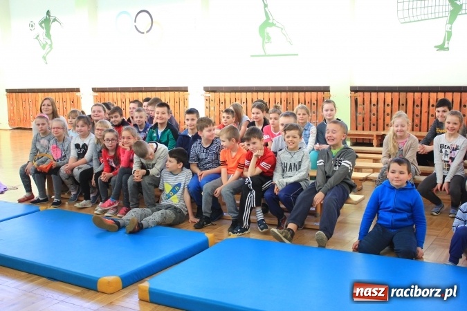 Zdjęcie w galerii na portalu naszraciborz.pl: W Zespole Szkolno-Przedszkolnym w Borucinie świętowali Międzynarodowy Dzień Teatru wiadomości z regionu