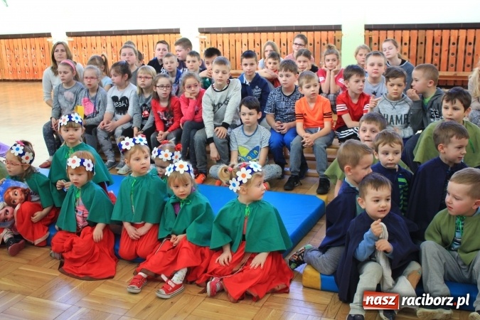 Zdjęcie w galerii na portalu naszraciborz.pl: W Zespole Szkolno-Przedszkolnym w Borucinie świętowali Międzynarodowy Dzień Teatru wiadomości z regionu