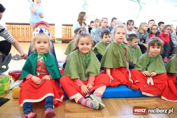 Zdjęcie w galerii na portalu naszraciborz.pl: W Zespole Szkolno-Przedszkolnym w Borucinie świętowali Międzynarodowy Dzień Teatru wiadomości z regionu