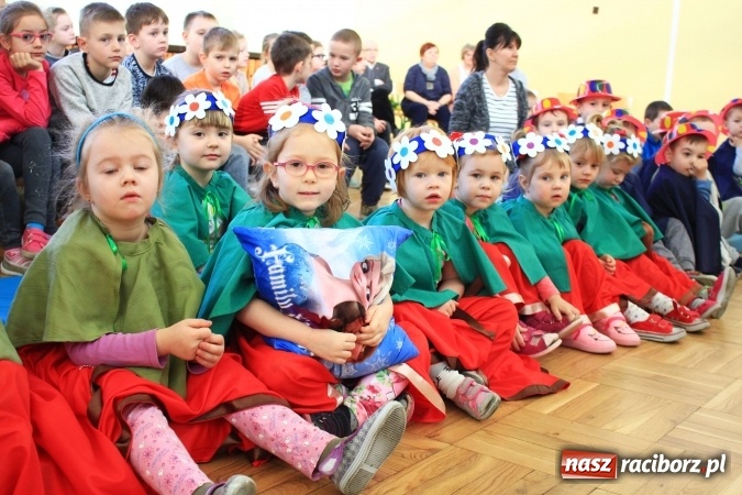 Zdjęcie w galerii na portalu naszraciborz.pl: W Zespole Szkolno-Przedszkolnym w Borucinie świętowali Międzynarodowy Dzień Teatru wiadomości z regionu