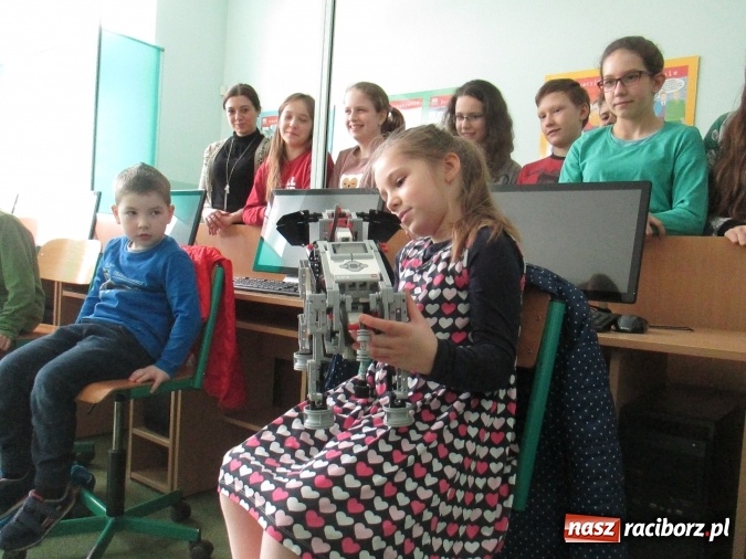 Zdjęcie w galerii na portalu naszraciborz.pl: Przedszkolaki w krainie klocków Lego w ZSOMS  wiadomości z regionu