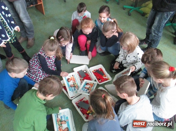Zdjęcie w galerii na portalu naszraciborz.pl: Przedszkolaki w krainie klocków Lego w ZSOMS  wiadomości z regionu