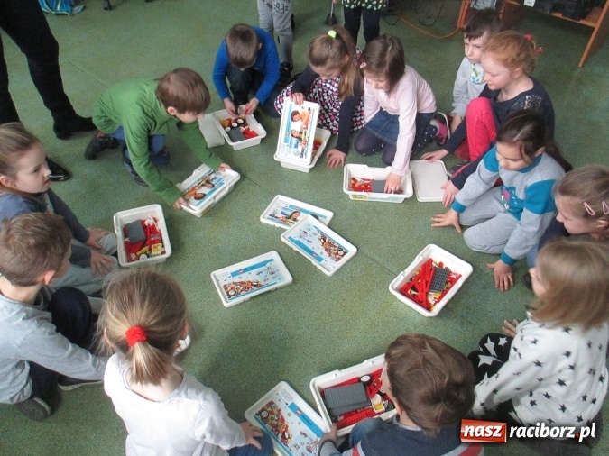 Zdjęcie w galerii na portalu naszraciborz.pl: Przedszkolaki w krainie klocków Lego w ZSOMS  wiadomości z regionu