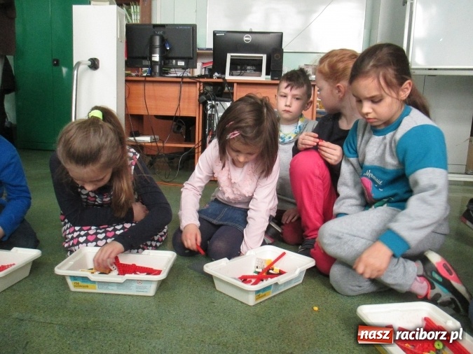 Zdjęcie w galerii na portalu naszraciborz.pl: Przedszkolaki w krainie klocków Lego w ZSOMS  wiadomości z regionu