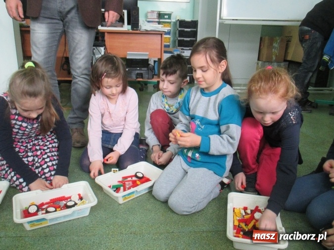Zdjęcie w galerii na portalu naszraciborz.pl: Przedszkolaki w krainie klocków Lego w ZSOMS  wiadomości z regionu