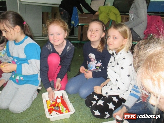 Zdjęcie w galerii na portalu naszraciborz.pl: Przedszkolaki w krainie klocków Lego w ZSOMS  wiadomości z regionu