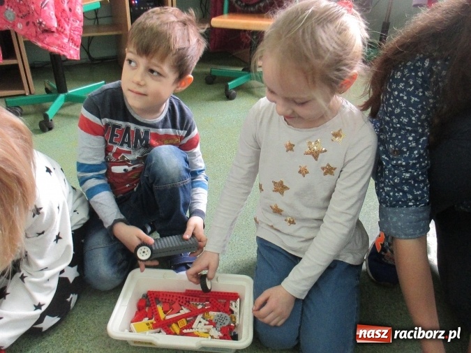 Zdjęcie w galerii na portalu naszraciborz.pl: Przedszkolaki w krainie klocków Lego w ZSOMS  wiadomości z regionu
