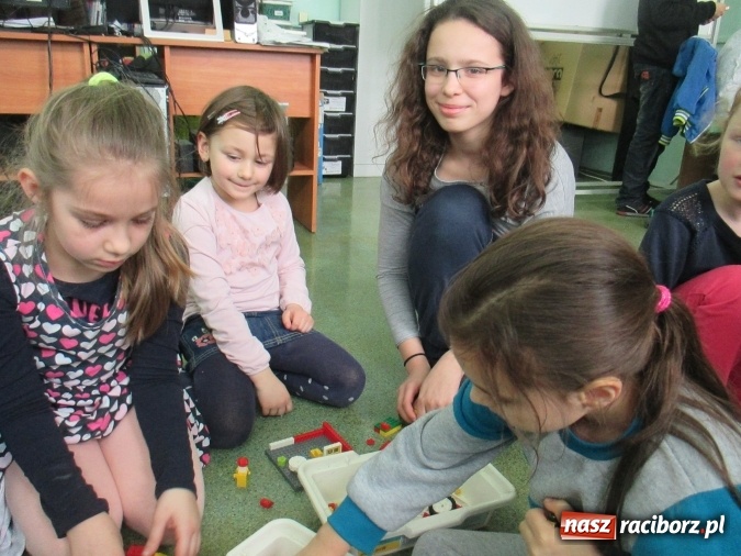 Zdjęcie w galerii na portalu naszraciborz.pl: Przedszkolaki w krainie klocków Lego w ZSOMS  wiadomości z regionu