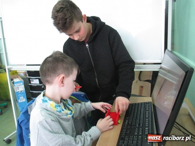 Zdjęcie w galerii na portalu naszraciborz.pl: Przedszkolaki w krainie klocków Lego w ZSOMS  wiadomości z regionu