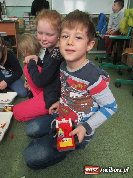 Zdjęcie w galerii na portalu naszraciborz.pl: Przedszkolaki w krainie klocków Lego w ZSOMS  wiadomości z regionu