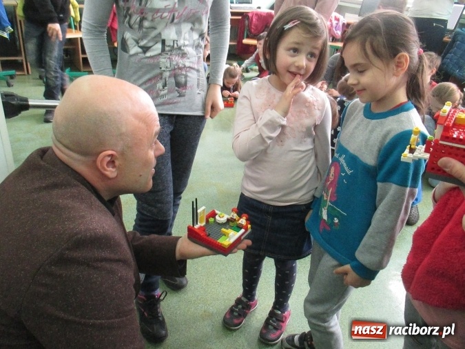 Zdjęcie w galerii na portalu naszraciborz.pl: Przedszkolaki w krainie klocków Lego w ZSOMS  wiadomości z regionu