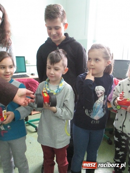 Zdjęcie w galerii na portalu naszraciborz.pl: Przedszkolaki w krainie klocków Lego w ZSOMS  wiadomości z regionu