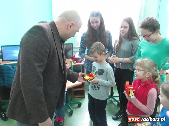 Zdjęcie w galerii na portalu naszraciborz.pl: Przedszkolaki w krainie klocków Lego w ZSOMS  wiadomości z regionu