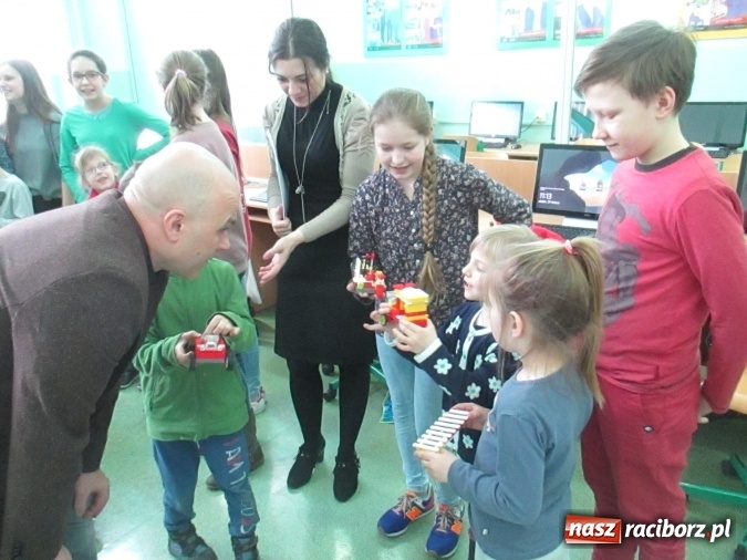 Zdjęcie w galerii na portalu naszraciborz.pl: Przedszkolaki w krainie klocków Lego w ZSOMS  wiadomości z regionu
