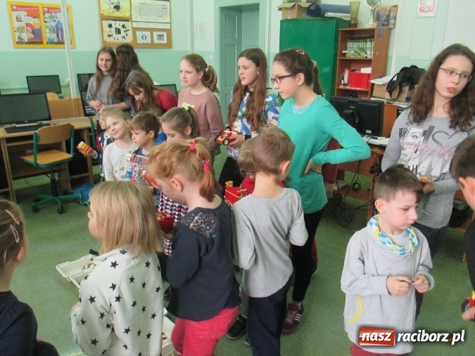 Zdjęcie w galerii na portalu naszraciborz.pl: Przedszkolaki w krainie klocków Lego w ZSOMS  wiadomości z regionu