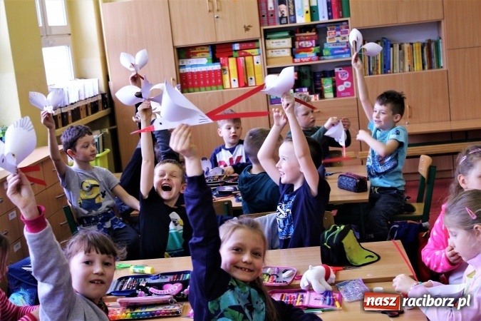 Zdjęcie w galerii na portalu naszraciborz.pl: Dzień otwarty w SP 2 z wiosną w tle  wiadomości z regionu